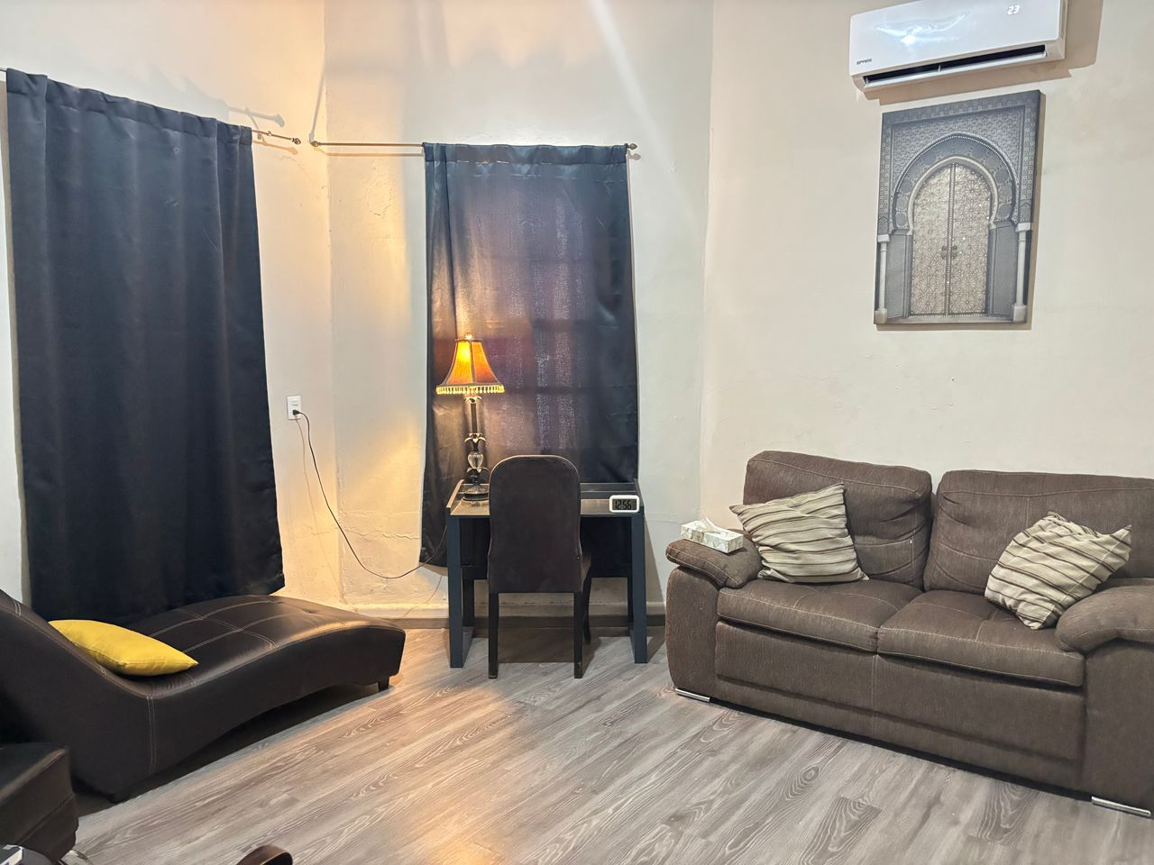 Interior del consultorio, con un sofá, diván y luz cálida