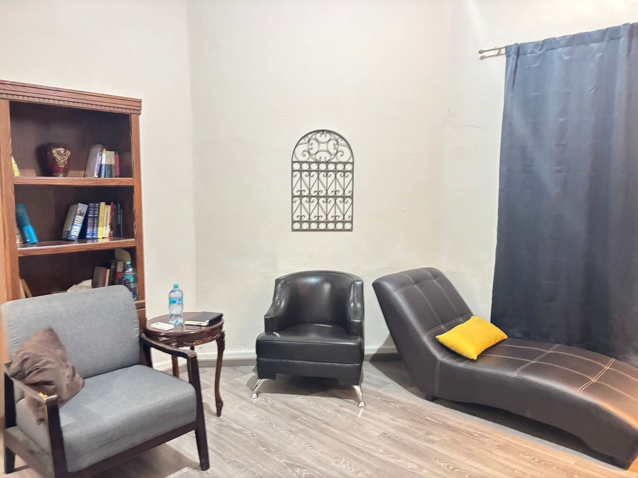Consultorio con sillones, librero y diván para la atención presencial